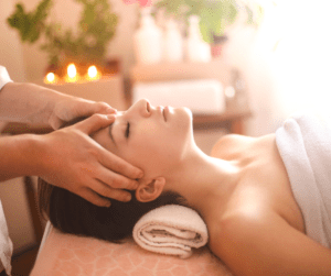 femme recevant un massage crânien